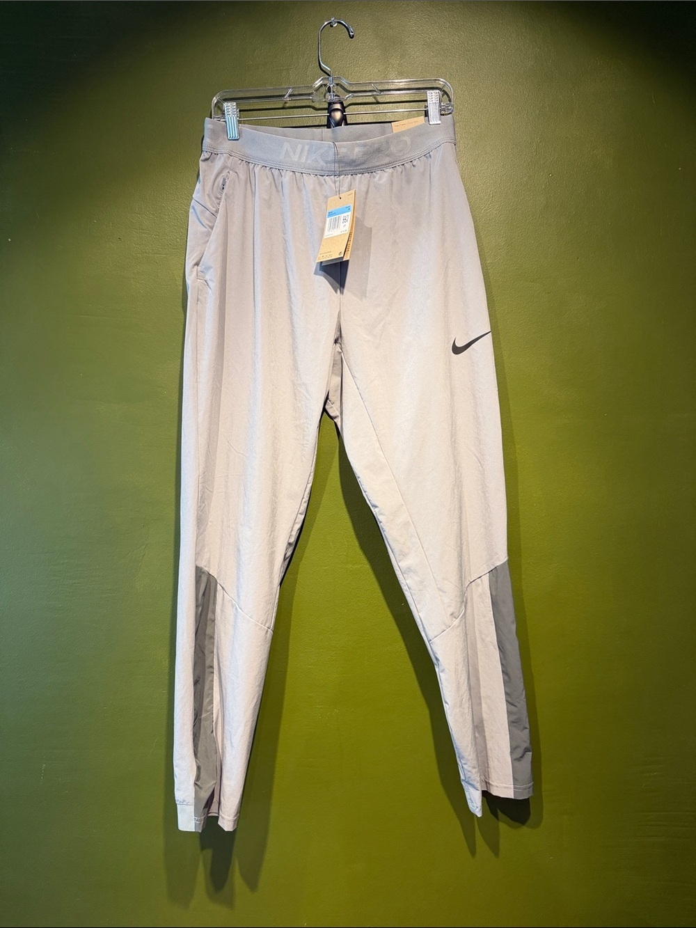NWT Nike Men’s Light Gray Athletic Jogger Pants